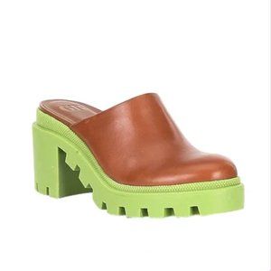 9.5 Gianni Bini Women's Tan Clogs with a Green Bottom